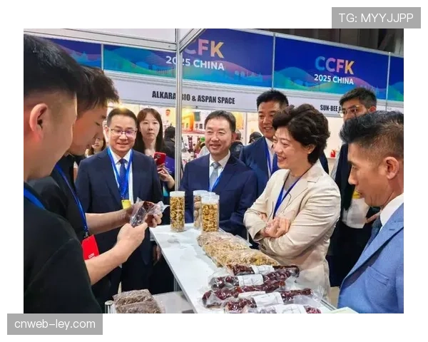 颁奖台上,赵晴与哈萨克斯坦、乌兹别克斯坦选手并肩站立的新生力量碰撞画面 颁奖台上,赵晴与哈萨克斯坦、乌兹别克斯坦选手并肩站立的新生力量碰撞画面